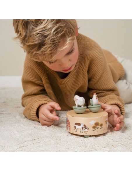 Niño jugando con Caja de Música Pequeña Granja de Little Dutch