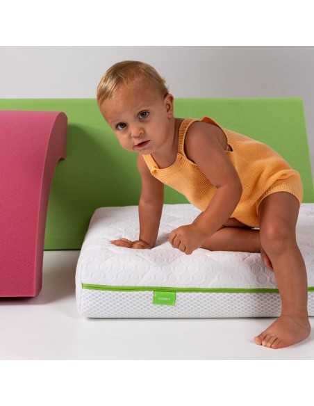 Bebé encima del colchón Dory