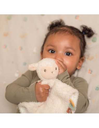 Niña oliendo Doudou Oveja Pequeña Granja de Little Dutch