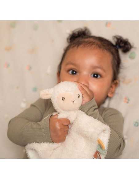 Niña oliendo Doudou Oveja Pequeña Granja de Little Dutch