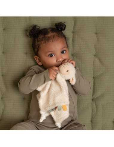 Niña jugando con Doudou oveja pequeña Granja de Little Dutch