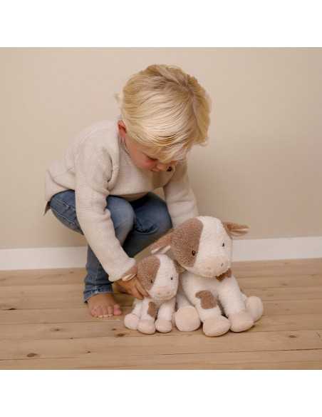 Niño jugando con Peluche de Vaca 17 y 25 cm Pequeña Granja de Little Dutch Niño jugando con Peluche de Vaca 17 y 25 cm Pequeña Granja de Little Dutch