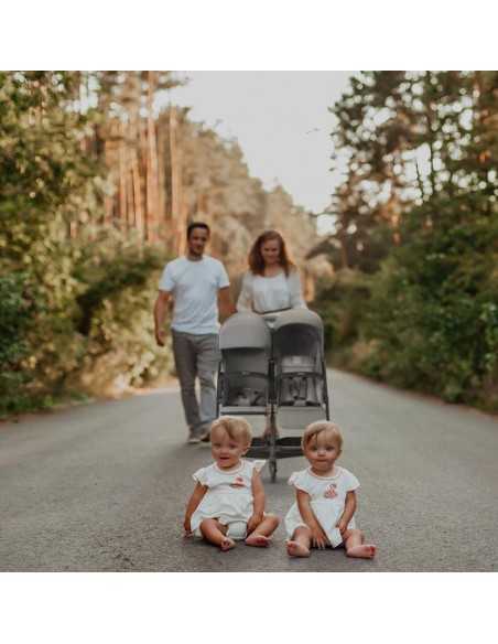 familia paseando con la silla de Paseo Gemelar Inglesina Twin Sketch