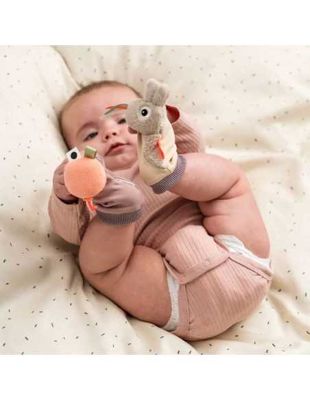Bebé jugando con calcetines con sonajero Done by Deer