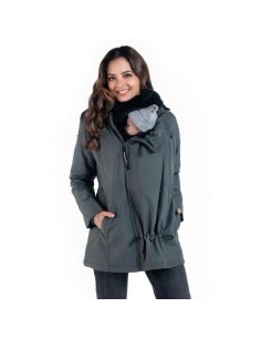 Modelo portea a su bebé delante con el abrigo de porteo Wallaby gris y negro