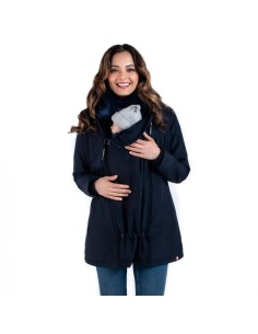 Modelo portea a su bebé delante con el abrigo de porteo Wallaby azul marino 2