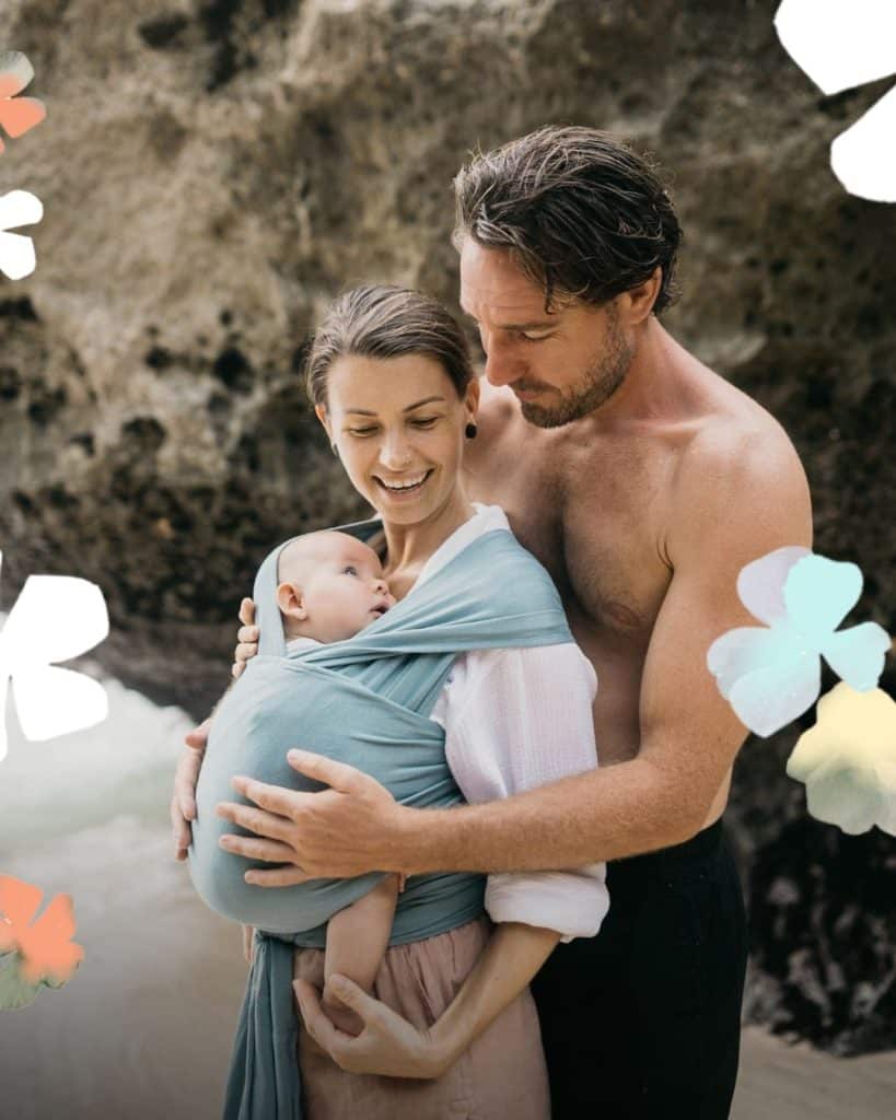 Fular porteo verano modal Love & Carry con bebé recién nacido en paseo en la playa