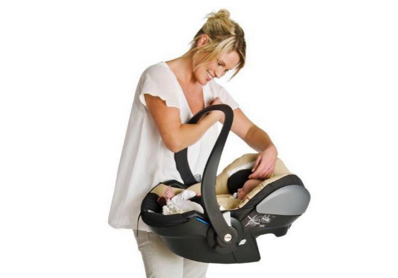 Cómo transportar a un bebé nacido en el coche