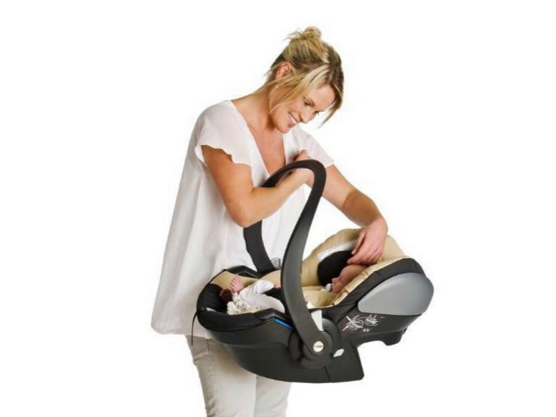 Cómo transportar a un bebé nacido en el coche