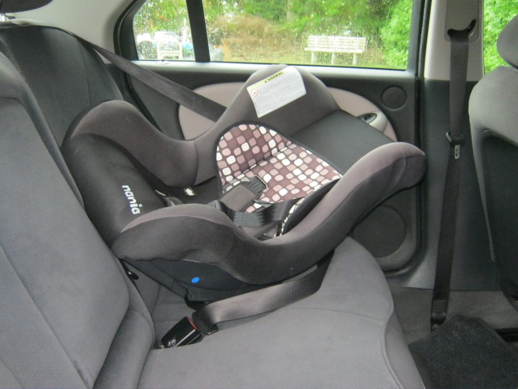 Dónde debe ir instalada la sillita en el coche? - Fundación MAPFRE