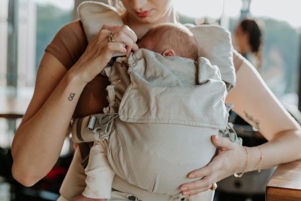 cómo portear a un recién nacido de forma ergonómica y segura en una mochila evolutiva