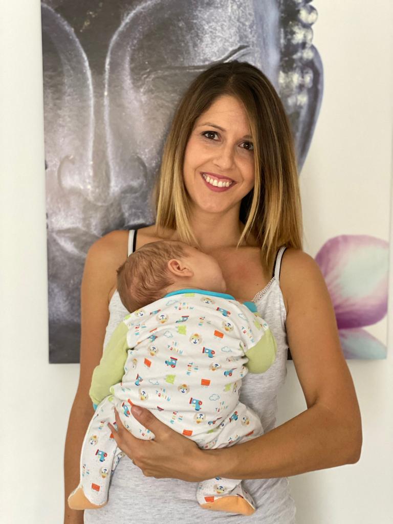 Cómo a un recién nacido de forma ergonómica y segura