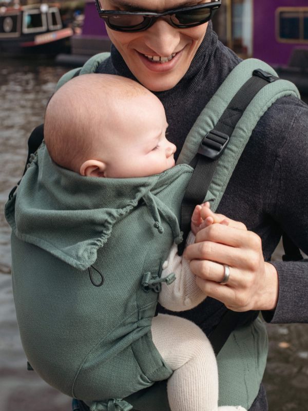 mejor mochila portabebés 2023 por su diseño ergonómico y evolutivo con detalle de la posición ergonómica del bebé