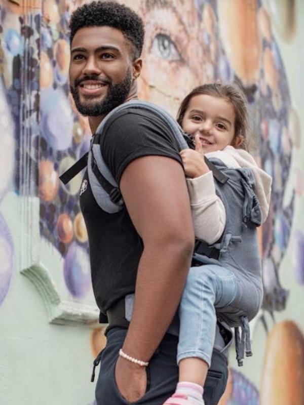mejor mochila portabebés 2023 Quokkababy e-Carrier en posicion porteo espalda con niña de 3 años