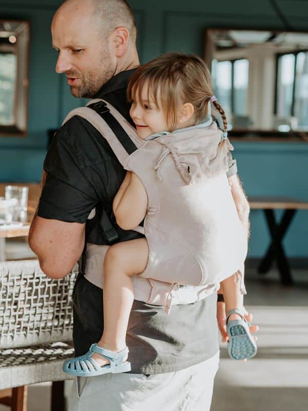 papa de complexión grande porteando a su hija de 4 años en la mejor mochila portabebés ergonómica: Quokkababy E Carrier