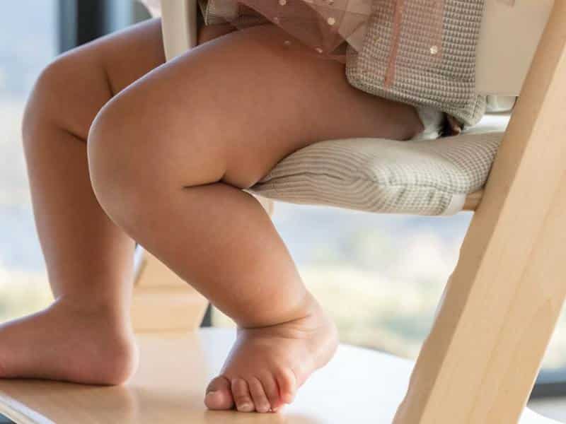 detalle de calidad de la madera de las tronas de bebé Stokke