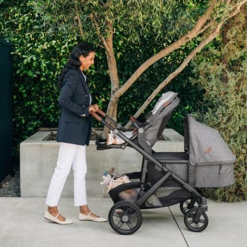 mama paseando con el uppababy vista en configuracion doble, con un recien nacido y un bebe grande