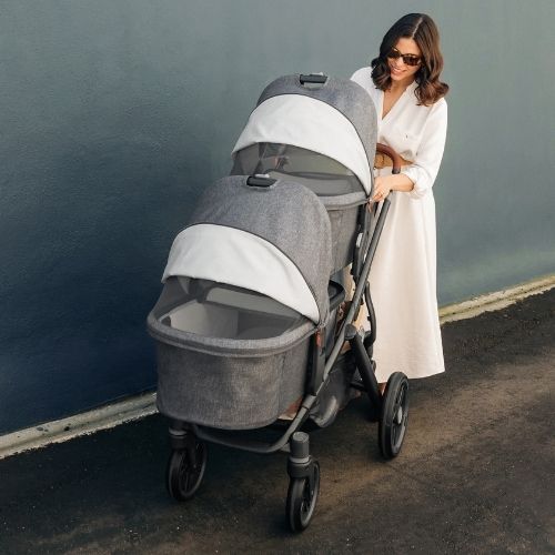 uppababy vista v3 en uso en configuración gemelar con dos capazos