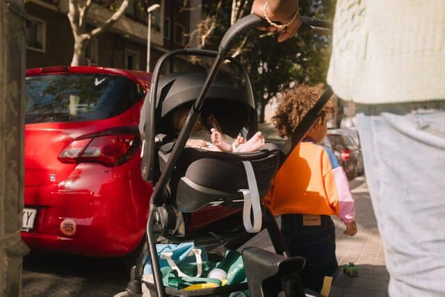 papa paseando con la silla de auto acoplada al carrito joolz hub2