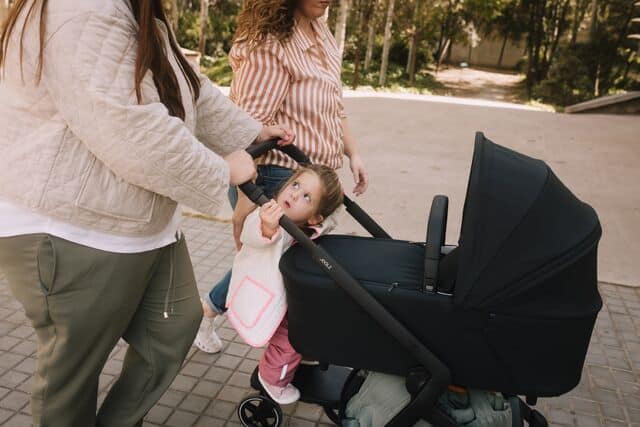 mamas paseando con el nuevo Joolz hub 2 con el capazo en color negro