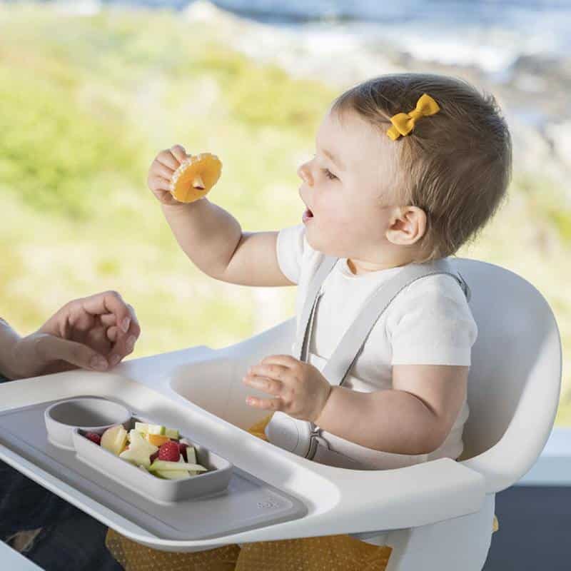 trona de bebé Stokke Clikk en color blanco con el arnés