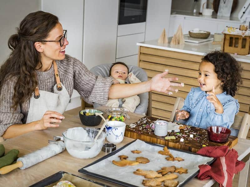 tronas Stokke mostrando como integran al bebé y niños en la vida familiar