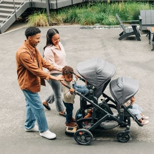 configuracion doble del carrito vista modelo 2024 con la hamaca mirando a los padres y la otra de cara al mundo y un tercer bebe en el patinete