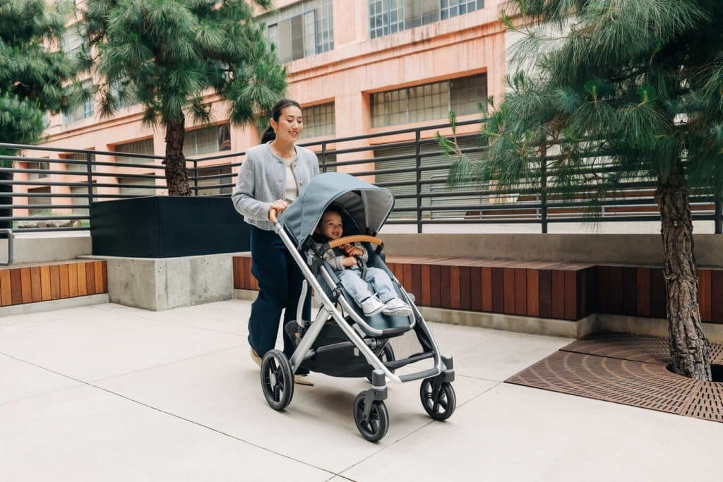 mama paseando con el nuevo carrito uppababy vista v3