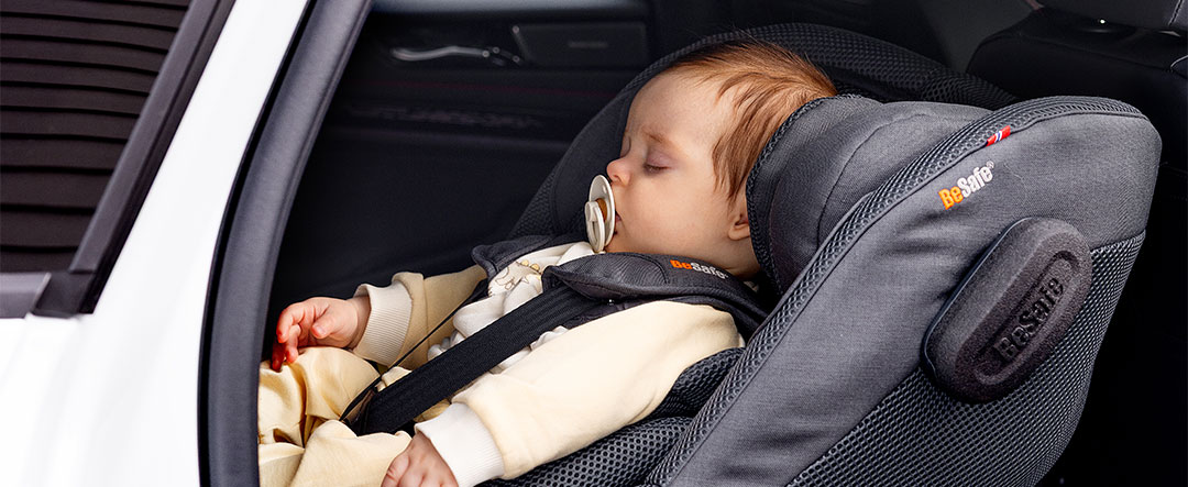 Bebé reclinado en la BeSafe Beyond² B con reposacabezas ajustable