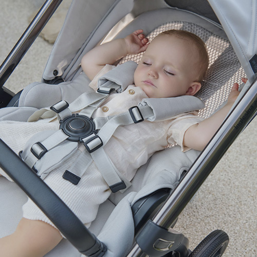 bebe en el asiento all season del aptica muy transpirable