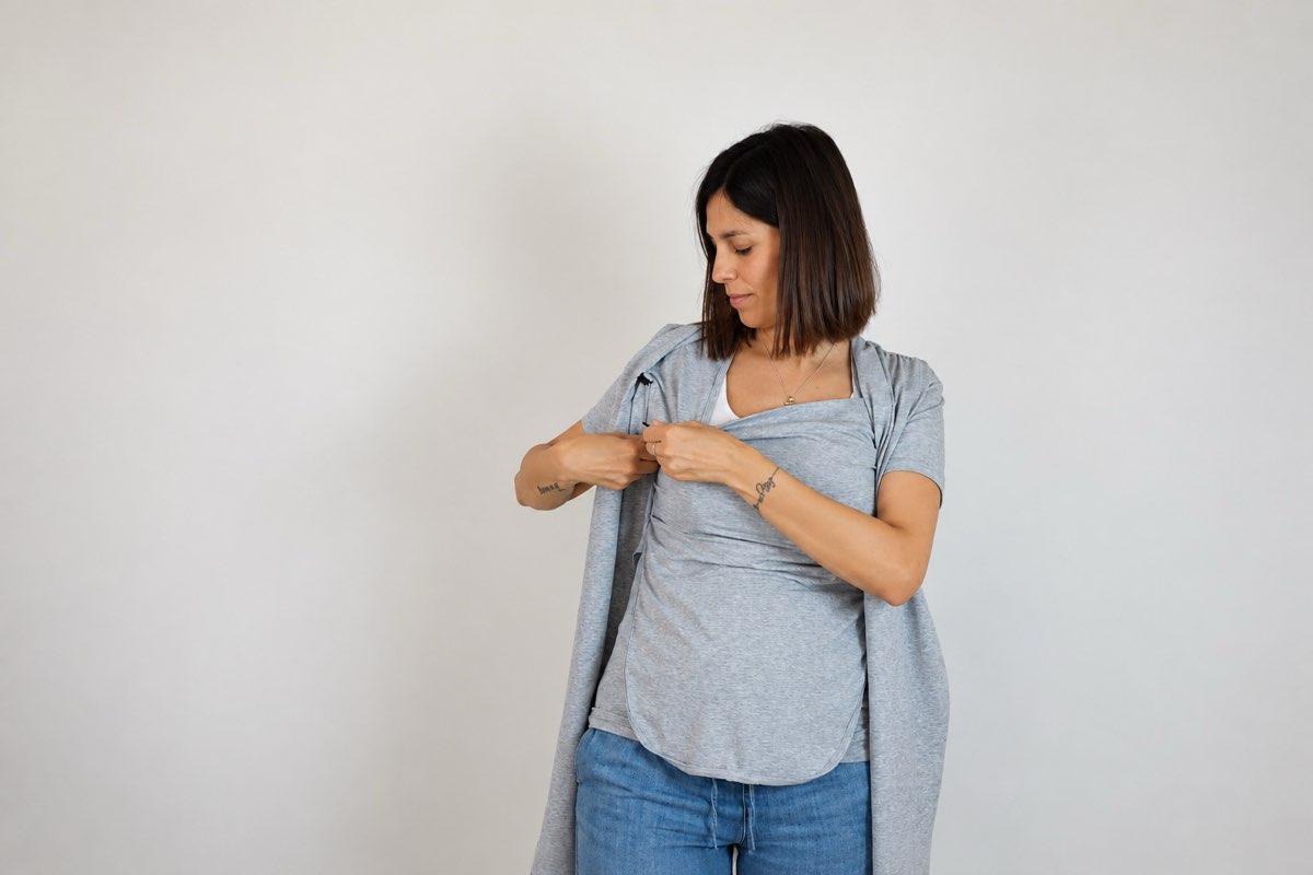 Mujer preparando la banda frontal de la camiseta portabebé Quokkababy