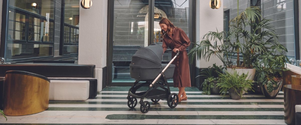Madre paseando con su beb&eacute; en el nuevo Inglesina Aptica 2023 en color gris
