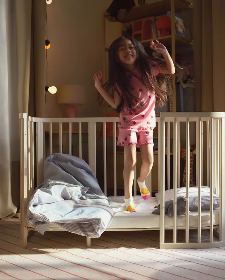 Diseño robusto en madera de haya de Stokke Nighti