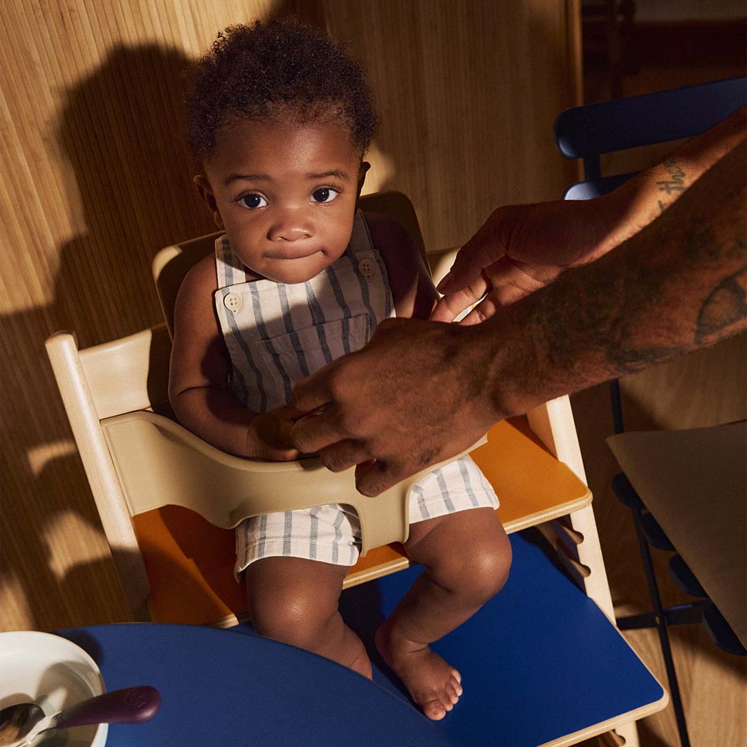 Stokke Tripp Trapp MoMA Edition junto a la mesa familiar