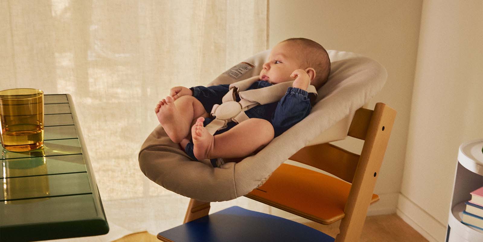 Niño utilizando la Stokke Tripp Trapp MoMA Edition