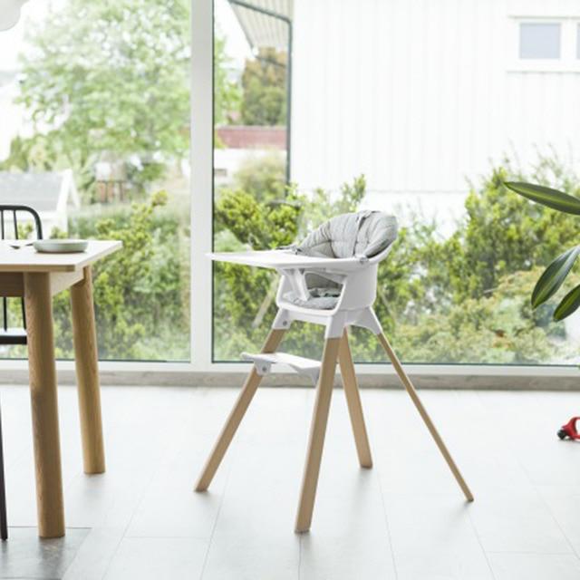 trona Stokke Clikk color blanco con bandeja en una casa con estilo n&oacute;rdico