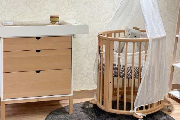 Cómoda y cuna de madera en la tienda de El Último Koala en Madrid