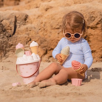 ¡Ha llegado el verano a El Último Koala! 🐨⛱️🌊

Estos sets de playa de #LittleDutch son ¡preciosos! Muy originales e ideales para jugar en la arena, donde pueden cavar y rellenar los cubos, desarrollando la creatividad. 😍 

¡Los chalecos flotadores nos ofrecerán mayor seguridad a la hora del chapuzón! 💧 En estampados y colores adorables que encantarán a los peques.

Y no te puedes perder la nueva colección de verano de #Fresk : gorritos de playa, camisetas con protección UV y bañador/pañal para divertirse en el agua con estilo 😎🌞

Consigue todo esto y más en www.elultimokoala.com y en nuestras tiendas de #Madrid 

#verano #elultimokoala #bañadorpañal #bebes #bebesenverano #veranobebes #tiendabebe #padresprimerizos #madreprimeriza #chalecoflotador #juguetesdeplaya #jugueteseducativos